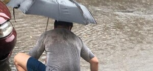Замість тисячі слів: під час зливи випадковий перехожий врятував Львів від потопу