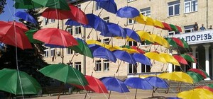 Я у мамы креативный: возле ЗНУ появились парящие зонтики как в Португалии