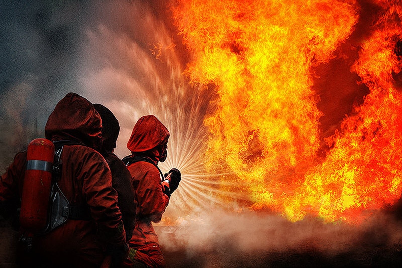 Масштабный пожар под Харьковом тушат 20 часов