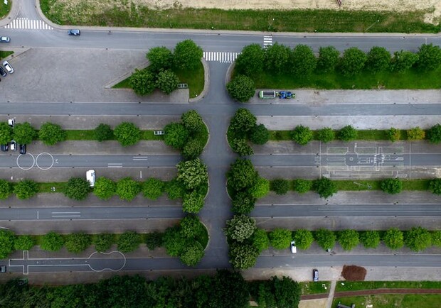 Парковку возле парка Горького в Харькове закроют. Фото: pexels.com