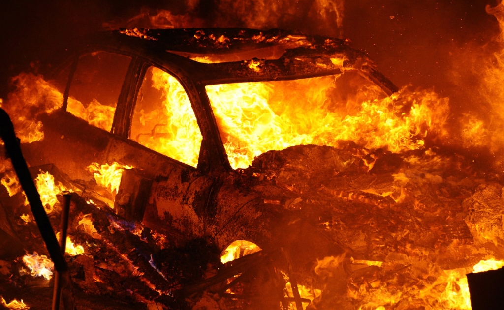 На улице Пушкинской в Харькове загорелся автомобиль