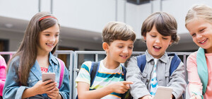 Не дзвони і не пиши: у місті на Львівщині школярам заборонили користуватися мобільними