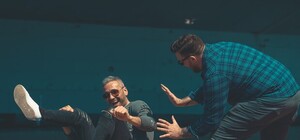 Друг в беде не прост: в киевской подземке мужчины показали 