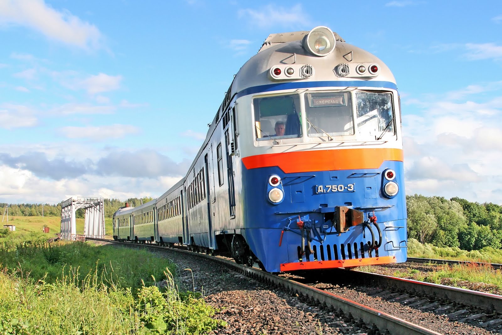 В Харьковской области поезд столкнулся с товарными вагонами