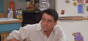 Сам себе дизайнер: на Европейской площади повесили огромный баннер, закрыв окна жилого дома