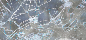 Вдребезги: в Харькове легковушка влетела в витрину магазина