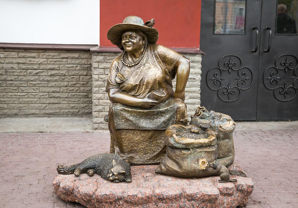 В Харькове появилась скульптура продавщицы "семачек". Фото: Городской Дозор