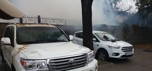 Российское посольство в Киеве требует денег за фекалии на авто