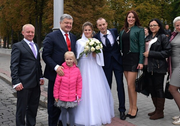 Порошенко в Харькове стал случайным "гостем" на свадьбе. Фото: president.gov.ua