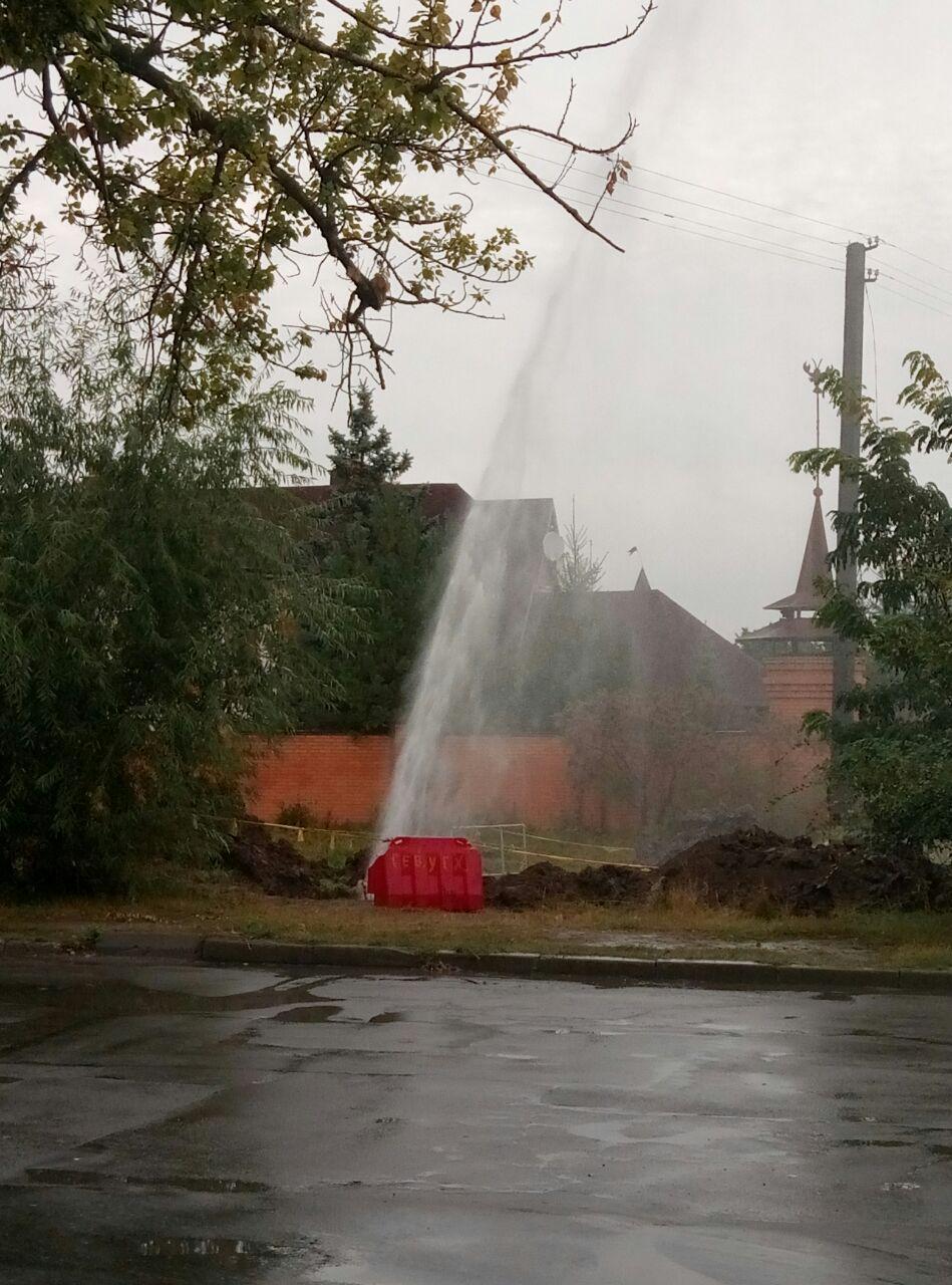 В Харькове появился "фонтан" в месте прорыва трубы. Фото: ХХ