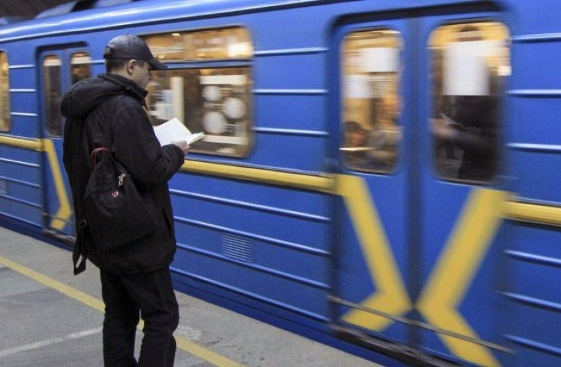 В харьковском метро человек прыгнул под поезд