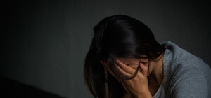 Запорожанку посреди улицы облили кислотой: родственники винят ее бывшего парня