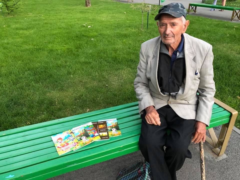 В Харькове 90-летний Михаил Литовка пишет сказки и продает их на улицах. Фото: Александр Перешеин