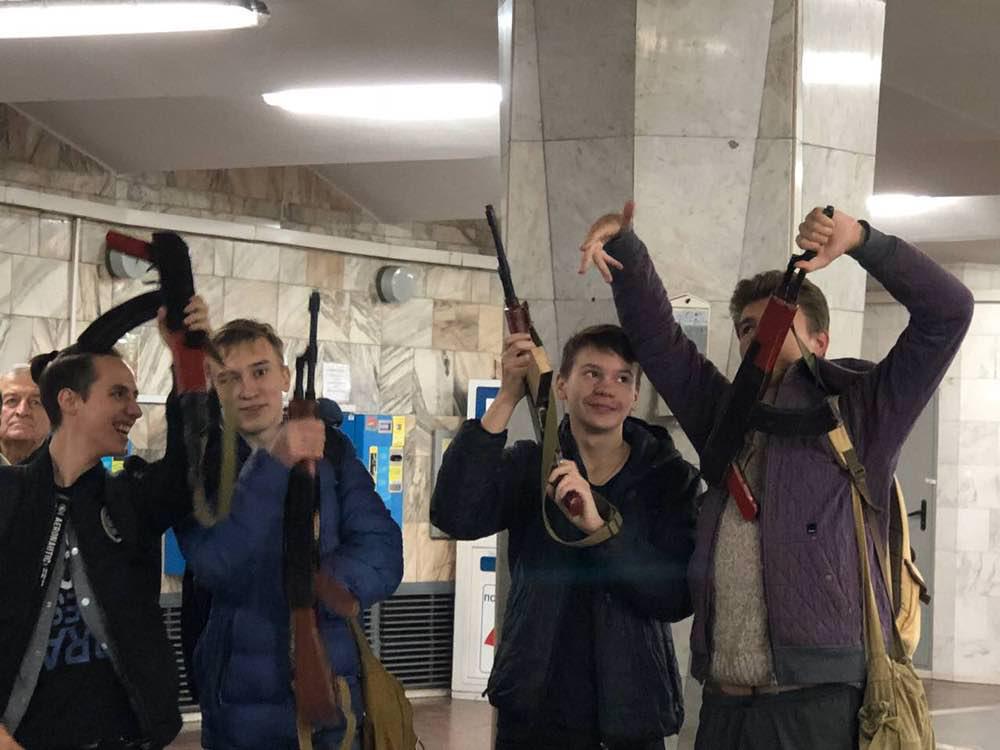 В харьковское метро не пустили школьников с деревянными автоматами. Фото: ХХ