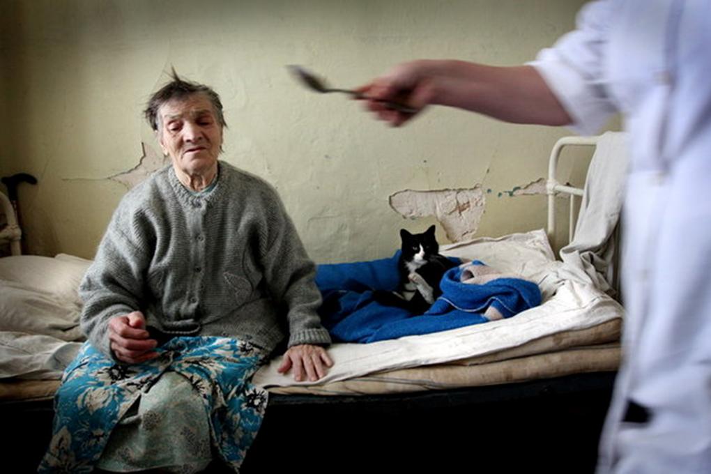 Блогер утверждает, что этот случай в доме престарелых под Харьковом - не единственный. Фото иилюстративное, источник: salt.zone