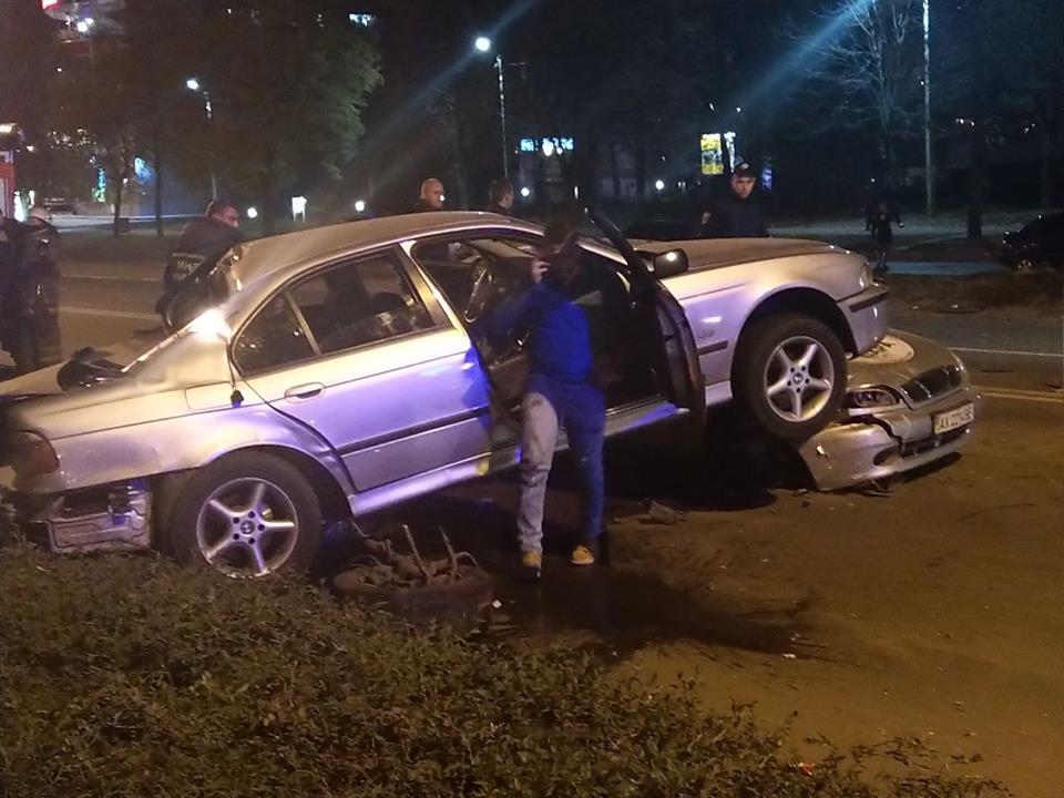 ДТП в Харькове 22 октября 2018: BMW вылетел на "встречку" и рухнул на такси. Фото: Харьков 1654