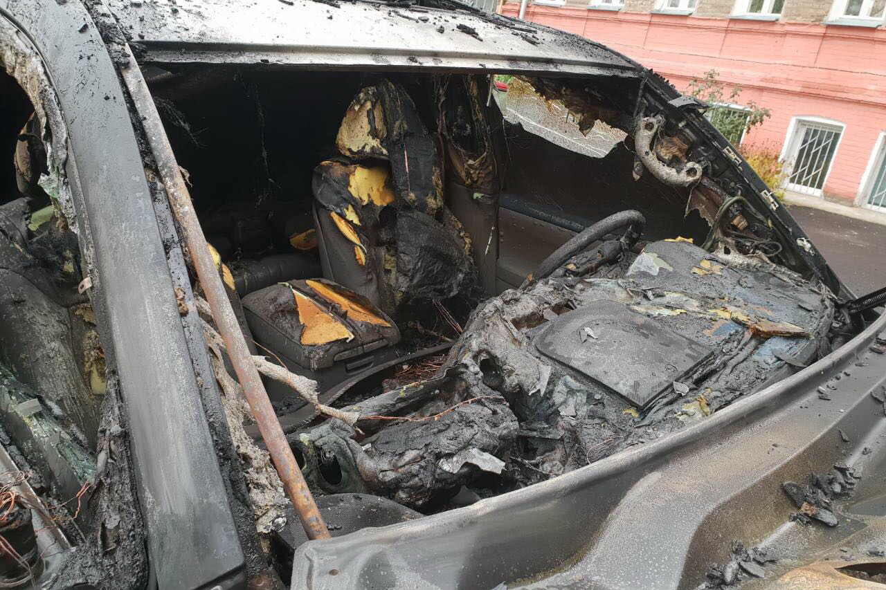 Полиция начала расследования поджога автомобиля в Харькове. Фото: ГСЧС