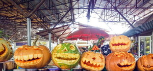 Выбери пострашнее: на одесском рынке продают хэллоуинские тыквы