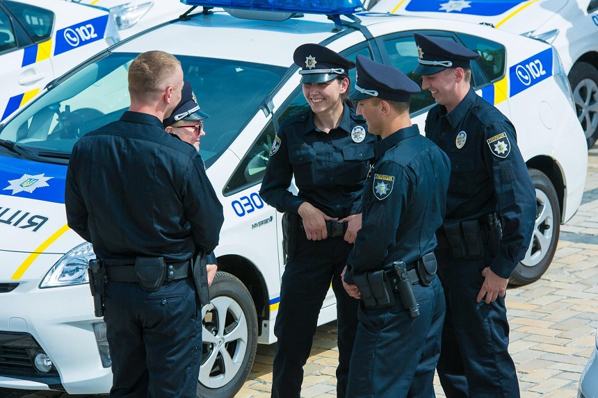 В Харькове патрульные остановили автомобиль с наркотиками. Фото: dpchas.com.ua