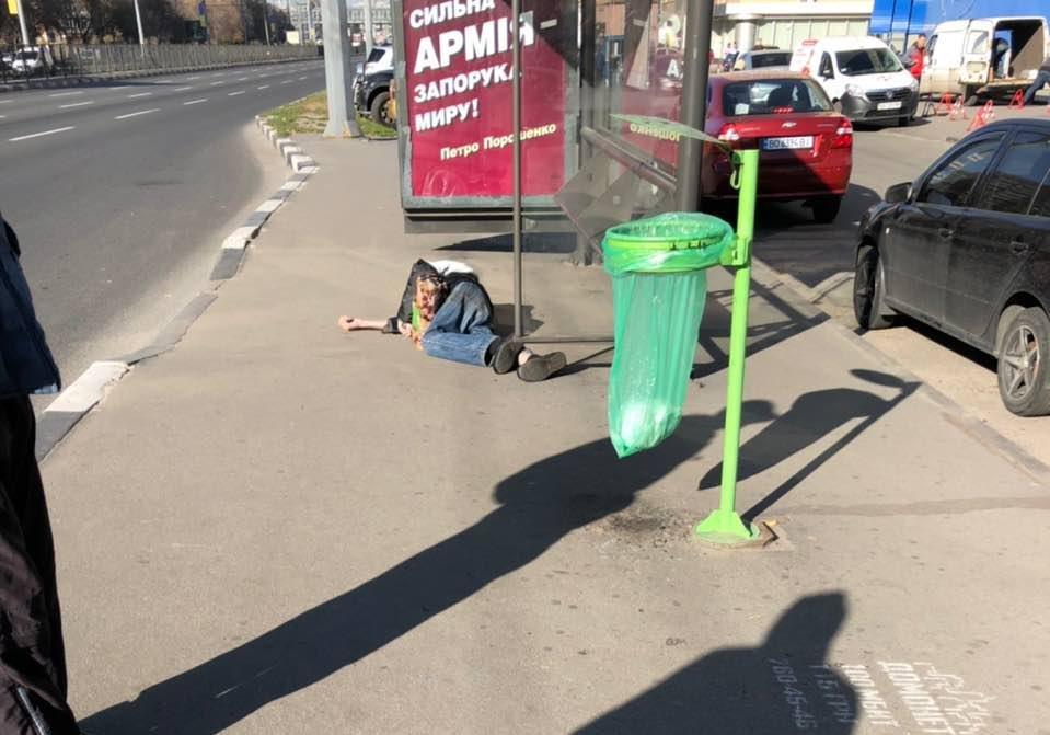 В Харькове на автобусной остановке умер мужчина. Фото: ХХ