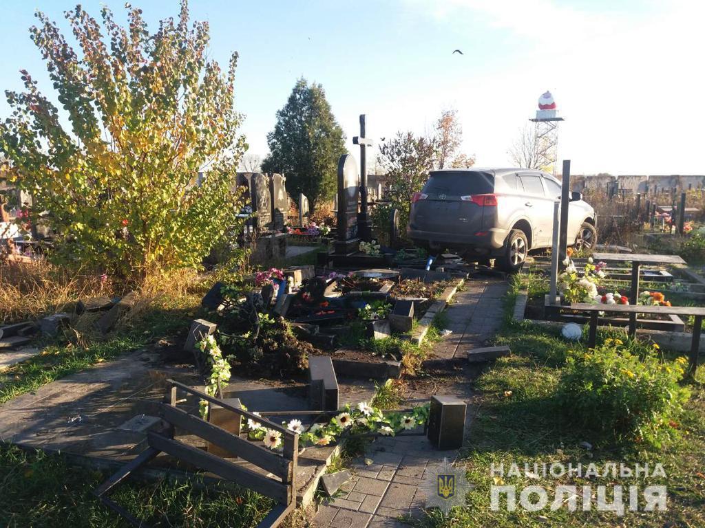 Полиция не может сказать, к какой организации относится священник, сбивший могилы на джипе в Харькове. Фото: ГУ НП