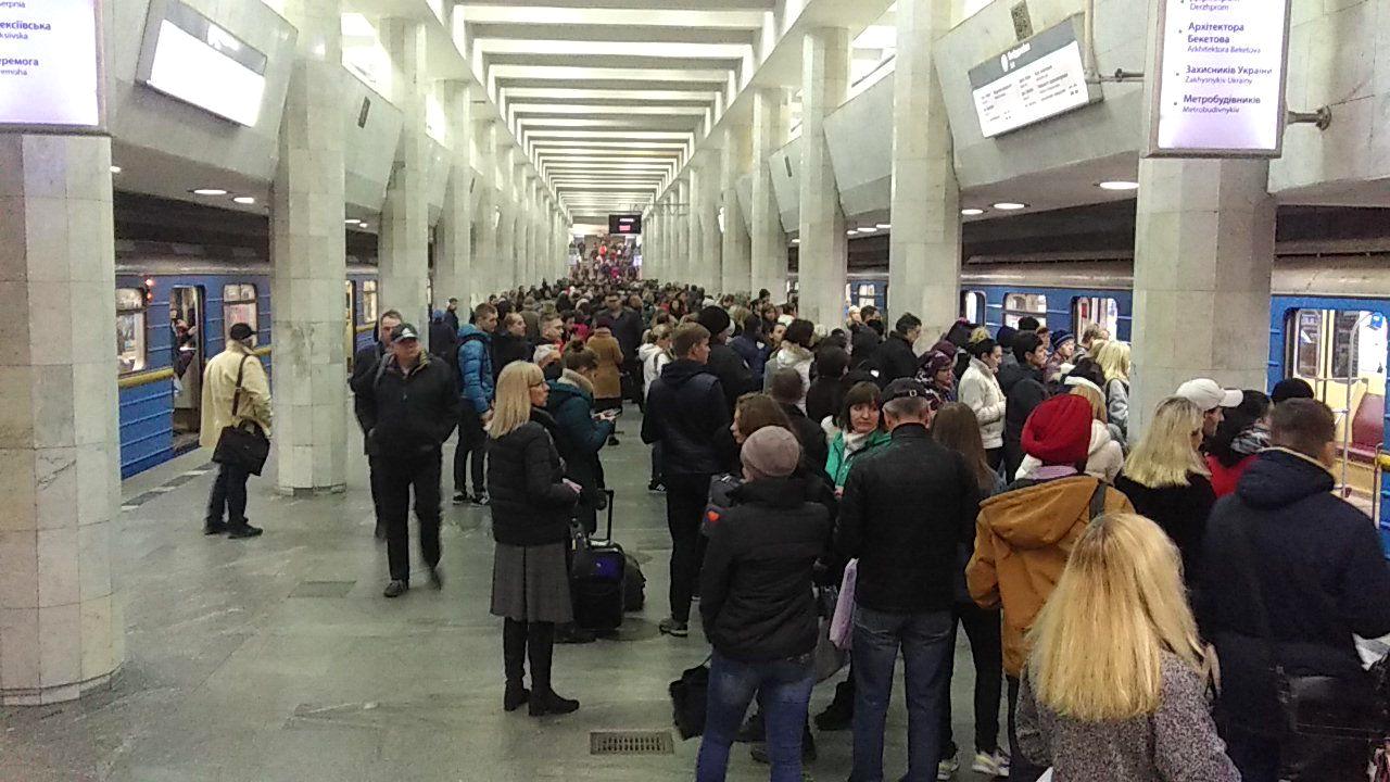 В Харькове вывели из поезда пассажиров метро. Фото: ХХ