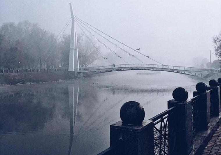 Харьковская набережная в тумане. Фото: instagram.com/yulia_igorevna009/