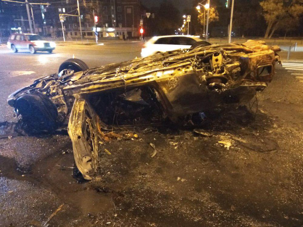 Водитель сгоревшей после ДТП в Харькове легковушки сбежал. Фото: ХС