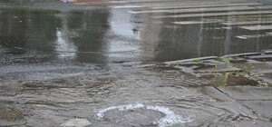 Тече річка невеличка: на львівській вулиці виник незвичайний 