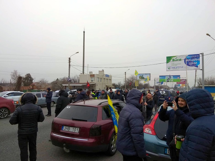 Под Харьковом митингуют владельцы автомобилей на еврономерах. Фото: "Слободской край"