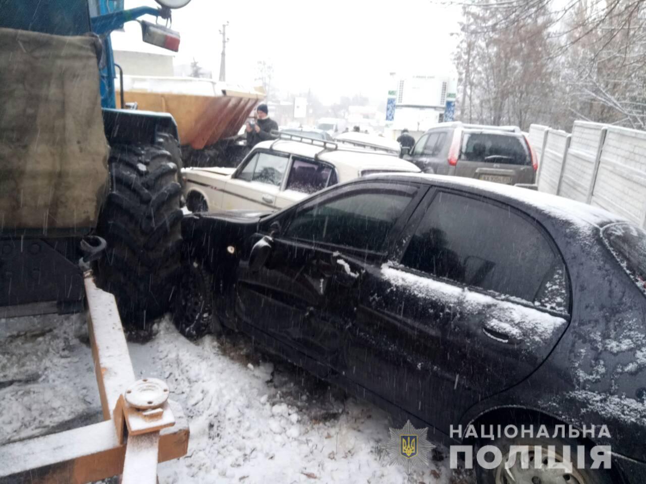 В Изюме трактор смял восемь автомобилей. Фото: ГУ НП в Харьковской области