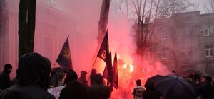 Видеофакт: в Харькове закидали фаерами консульство России