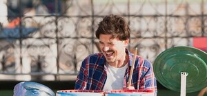 Приходь на виставу: зірці популярного українського серіалу збирають гроші на протез