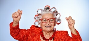 Передай бабусі: коли, у кого і на скільки зростуть пенсії