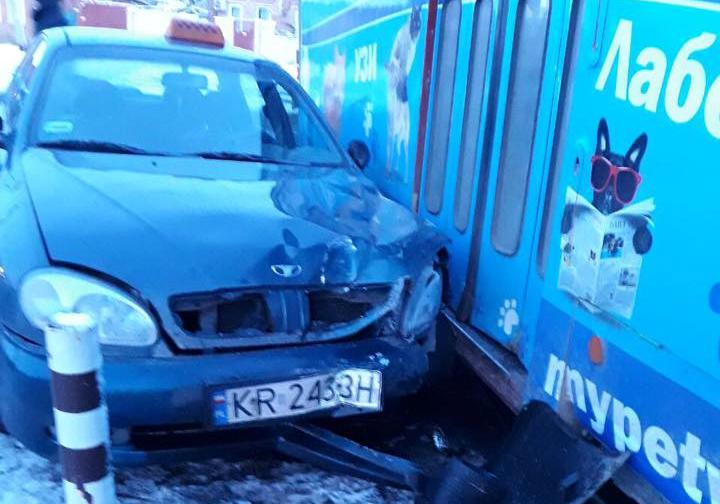 ДТП в Харькове: возле ТРЦ "Французский бульвар" такси протаранило трамвай 