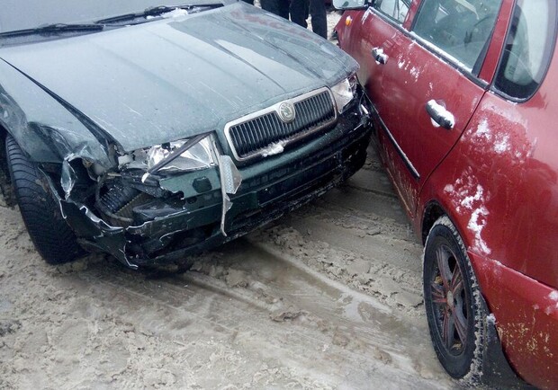 В Харькове преступники, убегая от полиции, повредили автомобили. Фото: ГУ НП в Харьковской области