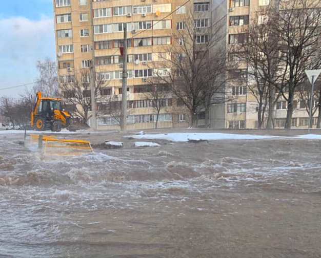 В Харькове отключили воду части Алексеевки из-за прорыва трубы. Фото: ХС