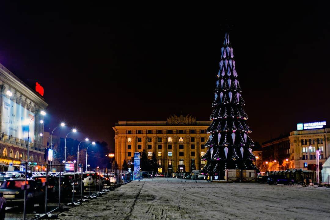 На площади Свободы в Харькове установили новую новогоднюю елку. Фото: instagram.com/rozhevsky/