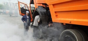 Видеофакт: в центре Харькова на ходу загорелся КамАЗ