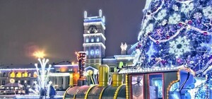 Игрушечный поезд, ледяной фонтан: возле Южного вокзала в Харькове ставят елку