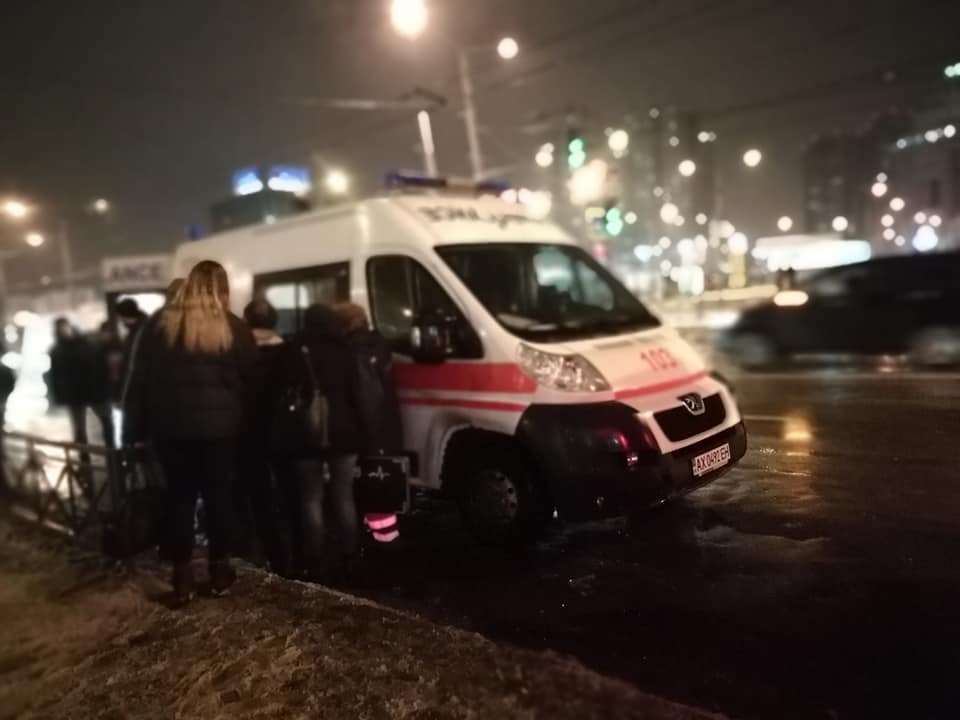 В Харькове прохожие помогли мужчине, которому стало плохо на улице. Фото: Наталья Соколова