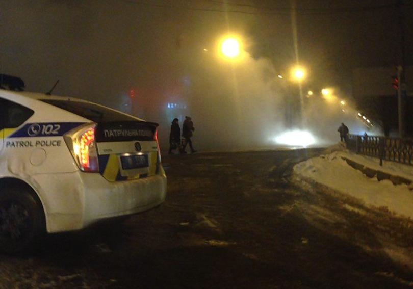 На Салтовке в Харькове из-за аварии на теплосетях затопило улицу. Фото: ХХ