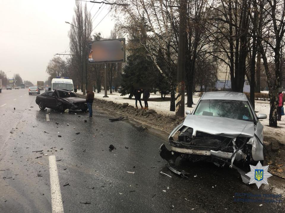 В Харькове столкнулись две легковушки. Фото: патрульная полиция