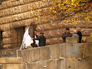 Приоткрыть белую ткань и посмотреть на новый памятник разрешили тольк нынешнему ректору. Фото: mediaport.ua