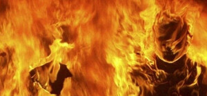 На глазах у жены: в Харькове мужчина пытался сжечь себя