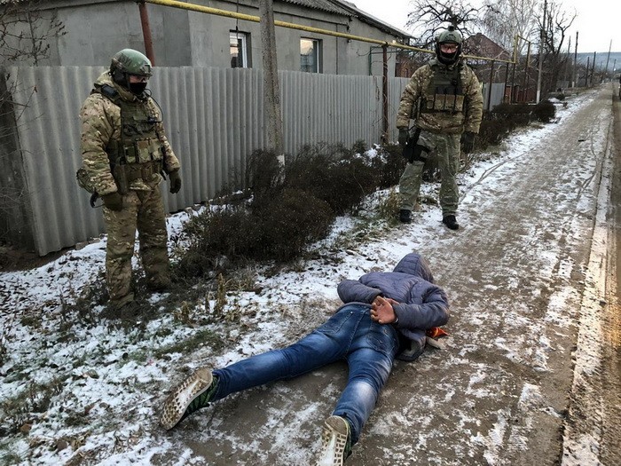Под Харьковом СБУ поймала мужчину, который заложил бомбу под железную дорогу. Фото: пресс-служба СБУ