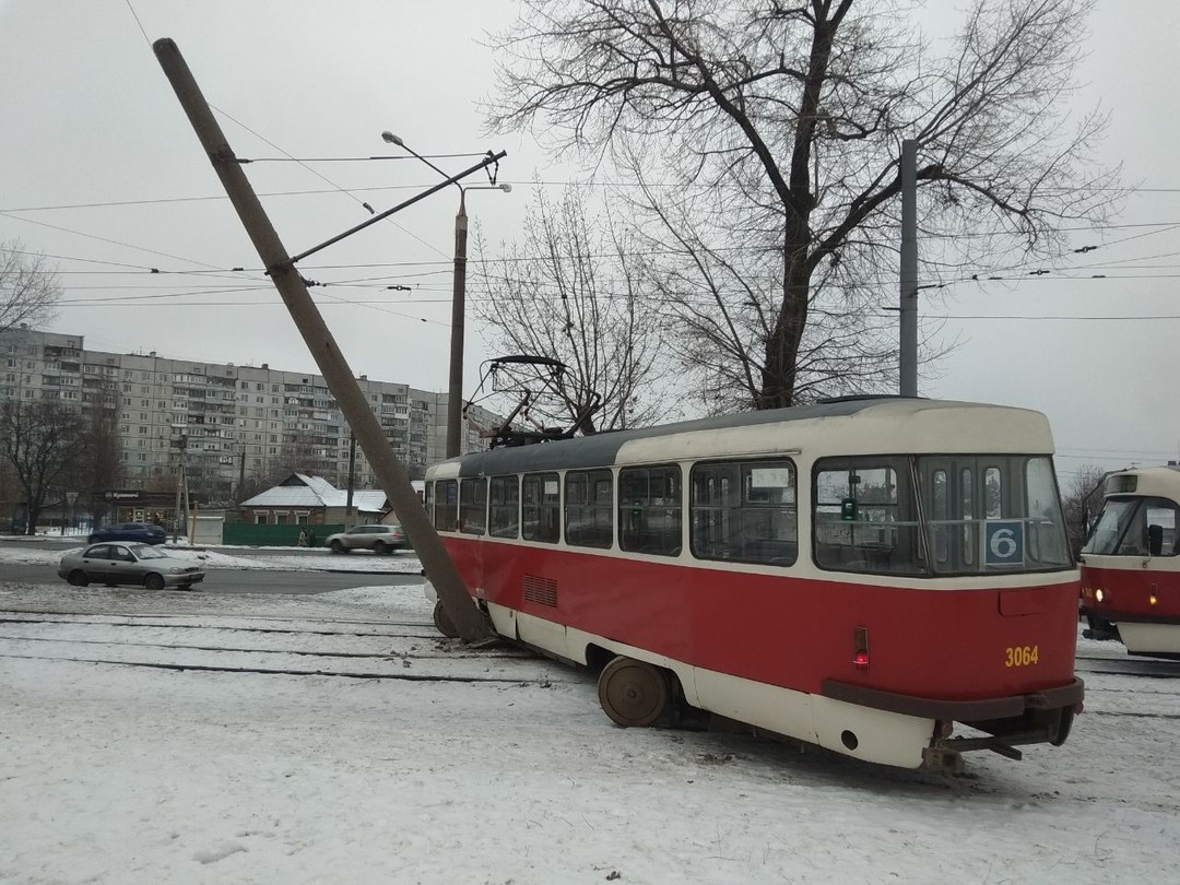 На Салтовке трамвай№6 "дрифтанул" в столб. Фото: ХХ