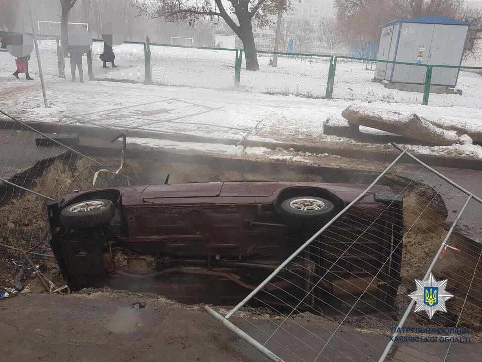 В Харькове две легковушки упали в яму, разрытую "ХТС". Фото: патрульная полиция