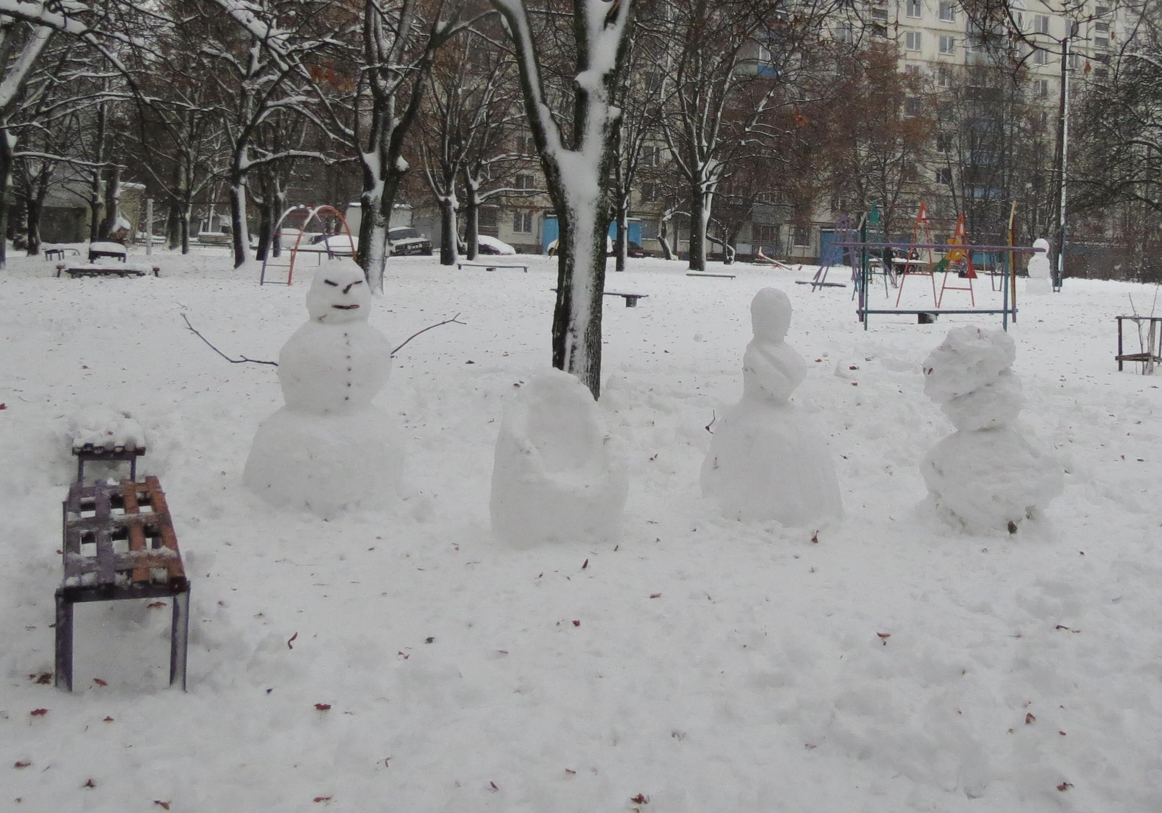 Харьков 25 декабря засыпало снегом: как ходит транспорт