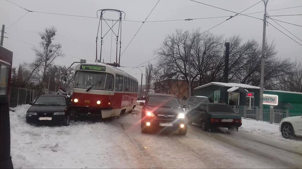 В Харькове снова "дрифтанул" трамвай и повредил автомобили. Фото: "Укртрансбезопасность"